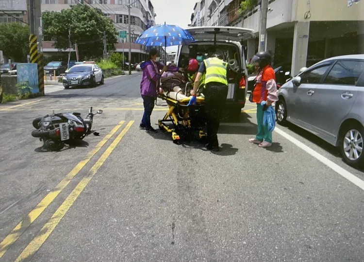 救護車將傷者送醫。民眾提供