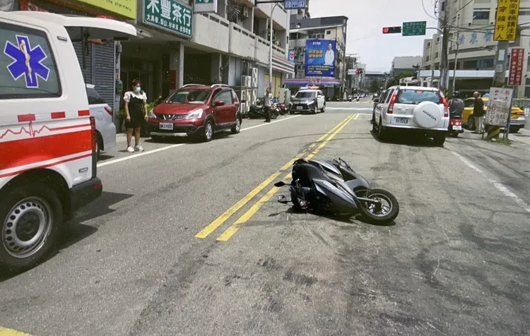 自小客車開車門未注意，害後方機車撞上。民眾提供