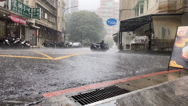 台北市降下大雨。記者莊偉祺攝