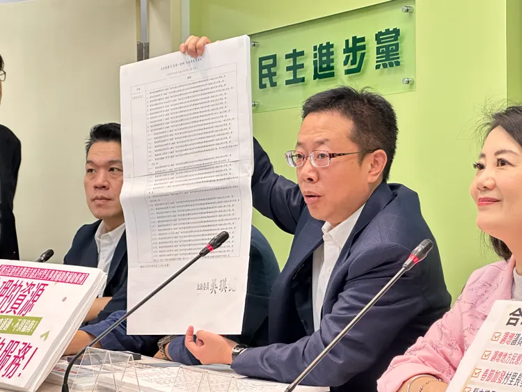 民進黨立委張宏陸秀出一串被傅崐萁、黃國昌丟包的法案。潘袁詩羽攝