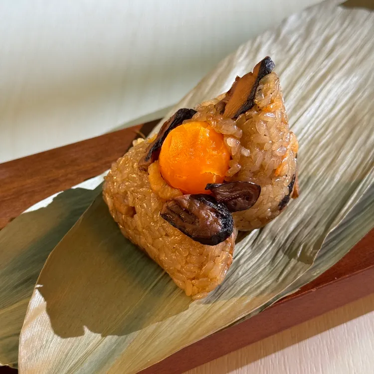 85℃與台北人氣名店「十八王公劉家肉粽」合作，推出經典傳統蛋黃肉粽，5顆368元。85℃提供