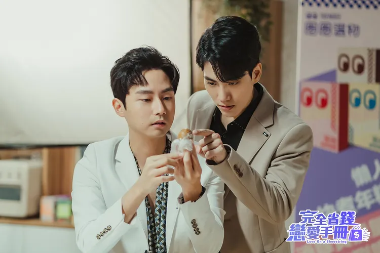 林鶴軒（左）私下跟林子閎討教如何扮花美男。TVBS提供