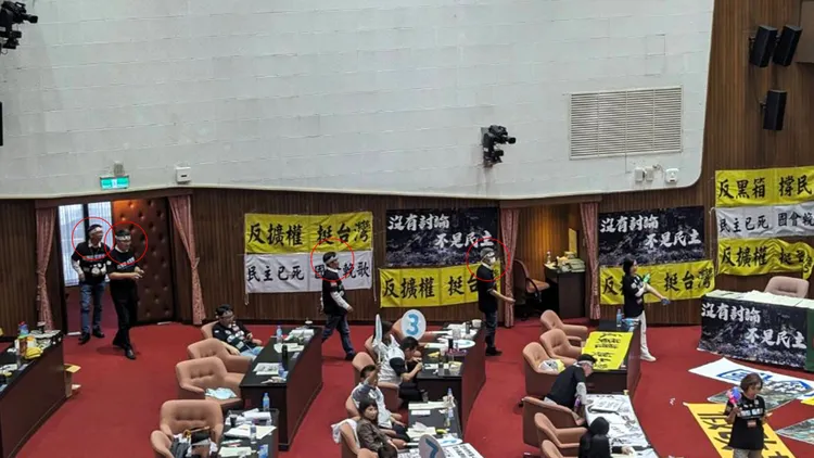 去外面抽菸的綠委趕緊回來。蘇柏銓攝