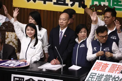 冏!綠黨團控「舉手表決算錯人」 韓國瑜傻眼:有4綠委在抽菸「去外面看一下」