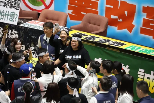 立院4審「國會改革法案」走和平路線 藍綠為發言台文宣爆發口角