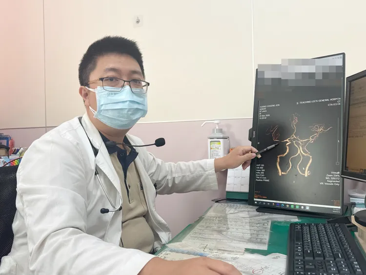 張峻誠醫師說，健康食品絕對不是藥，也無法治療疾病，病患一定要按時吃藥。李綜合醫院提供