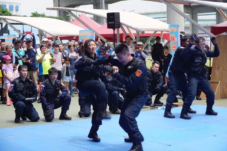 29歲女警林家穎是新北市警局首位霹靂特勤女警。警方提供
