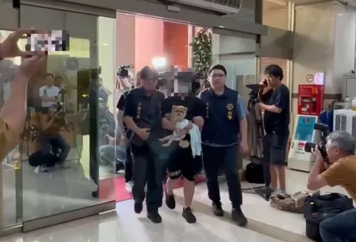 祖孫3死|女婿攜博美犬亡命天涯 被逮回警局上銬也要抱牠入懷