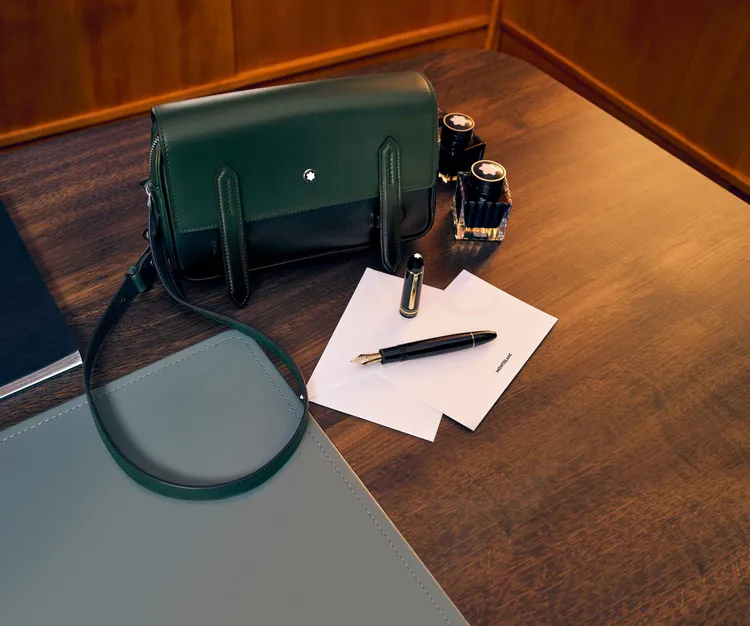 萬寶龍歡慶大師傑作系列100周年，推出跨品類商品。品牌提供