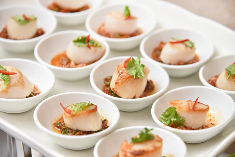 歐風館自助餐廳「泰國美食節」泰式料理香草涼拌干貝。業者提供