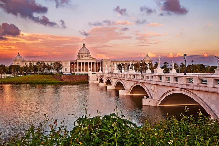台南遠東香格里拉優越的地理位置，可從飯店步行約2分鐘即可在交通最便利的台南火車後，搭乘大眾運輸前往奇美博物館觀展，省時又便利。業者提供