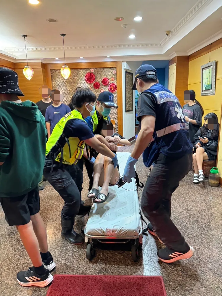 消防局派員協助就醫。讀者提供