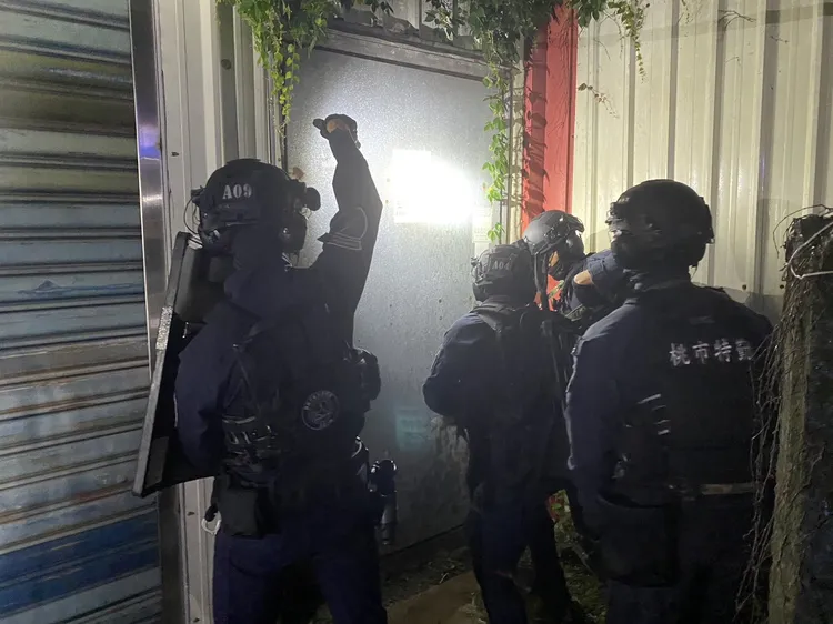 警方攻堅。中壢警分局提供