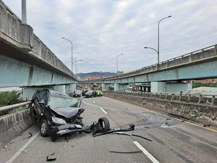 李男酒駕逆向開上五股高架橋，猛撞來車造成1死1重傷悲劇。翻攝畫面