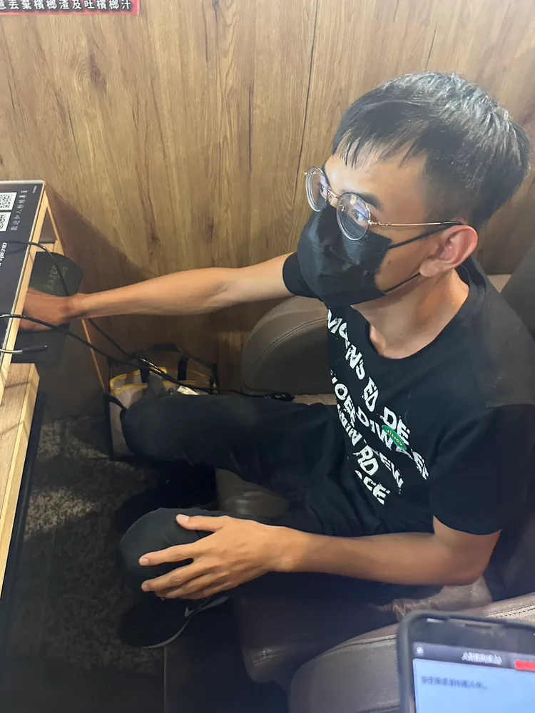 他在網咖戴口罩上網，仍被眼尖員警認出逮捕。讀者提供