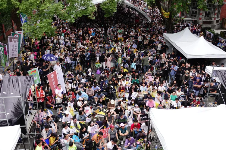 立法院外集結3000多位民眾。莊宗達攝