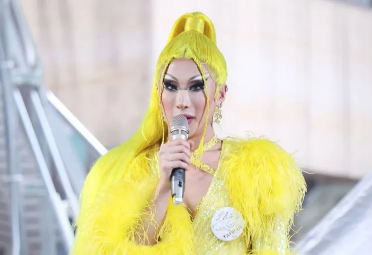 妮妃雅身穿招牌黃色禮服，手持太陽花現身立法院外，引起現場民眾尖叫。莊宗達攝