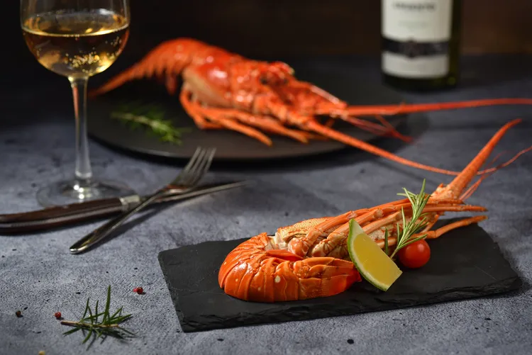 到王品牛排用餐，享半隻法式焗烤龍蝦買一送一，省下625元。業者提供