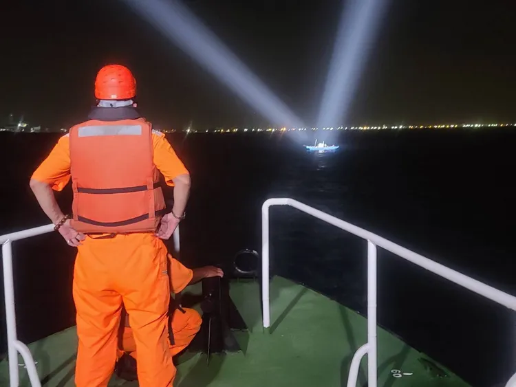 許姓漁民失聯，海巡立即搜尋救回。翻攝畫面許姓漁民失聯，海巡立即搜尋救回。翻攝畫面