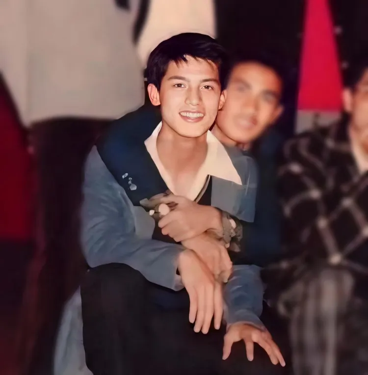 柯震東爸爸年輕舊照。翻攝《@kaikaiko》Threads