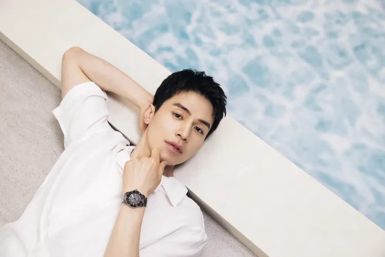 李棟旭演繹天梭全新海星系列40mm自動款腕錶。品牌提供