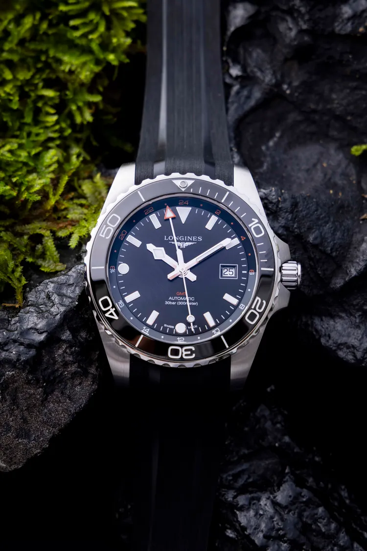 浪琴Hydroconquest GMT深海征服者系列43mm GMT腕錶，不銹鋼鍊帶10萬300元、橡膠錶帶9萬3200元。品牌提供