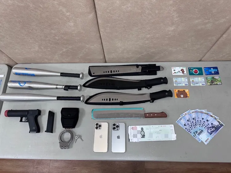 警方查獲刀械等證物。警方提供