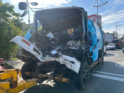 驚悚畫面曝光！洲美快速道路大車追撞　駕駛腿、腹重創陷入昏迷送醫