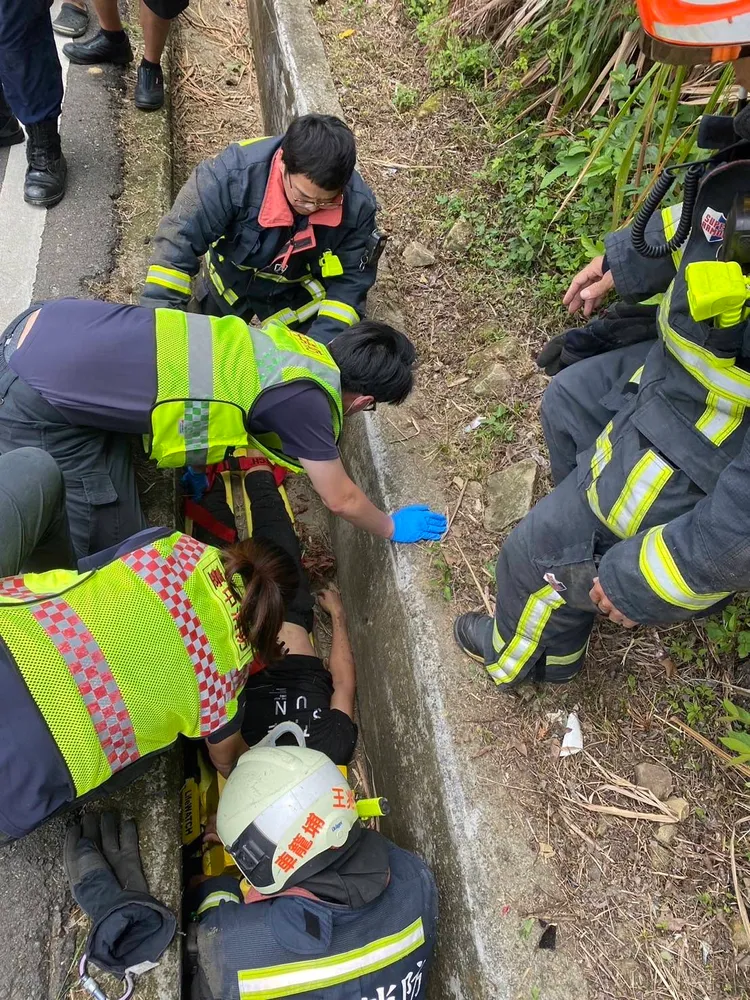 少年衝落深約80公分的山溝，警消趕緊救人。讀者提供