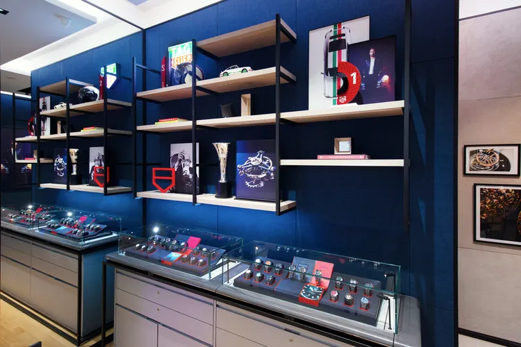 店內呼應著 Monaco系列錶面的藍色牆面。品牌提供