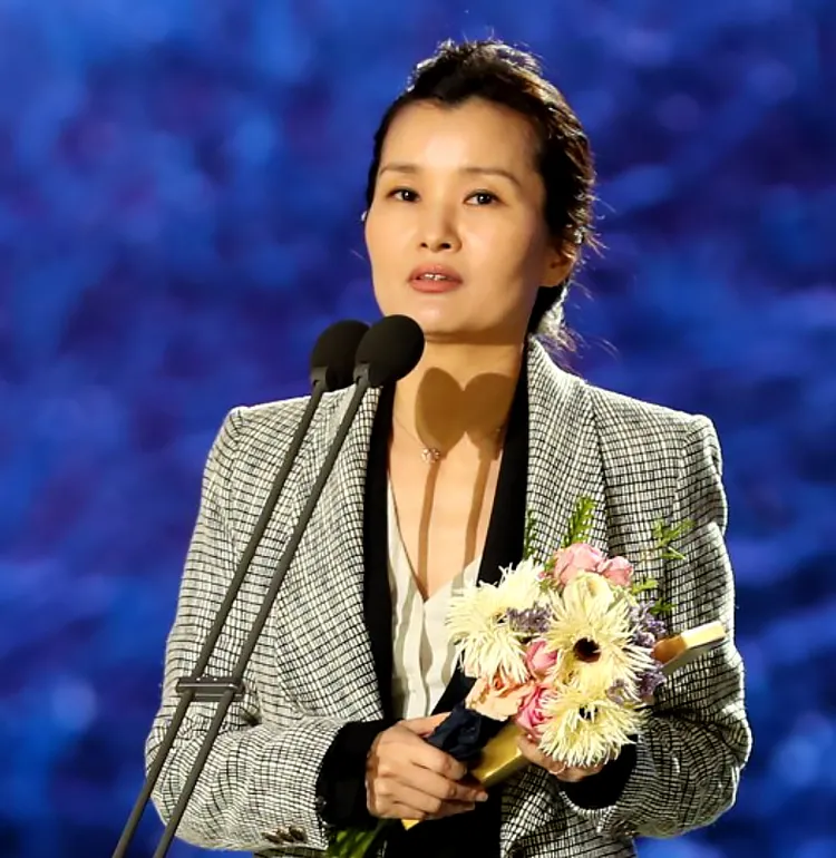 李秀妍2018年以《秘密森林》獲頒百想藝術大賞最佳劇本。Disney+提供