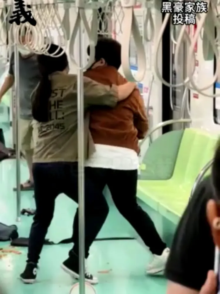 軍綠色外衣男子英勇抵抗持刀兇嫌(咖啡外套)。取自黑豪家族