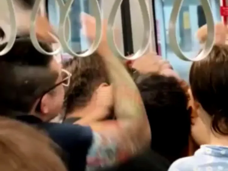 兇嫌被壓制在門邊，乘客紛紛上前助陣痛毆頭部。取自黑豪家族