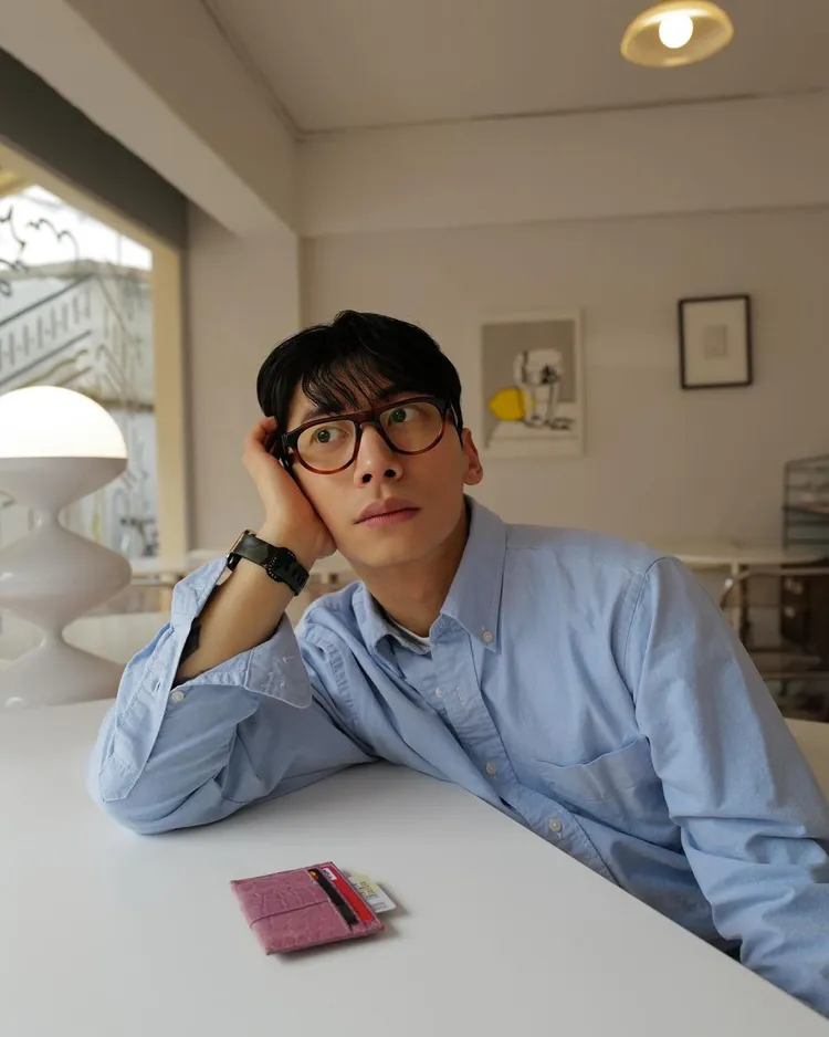 郭潤起在IG上有許多發呆的表情照片。翻攝IG@yoongykwak