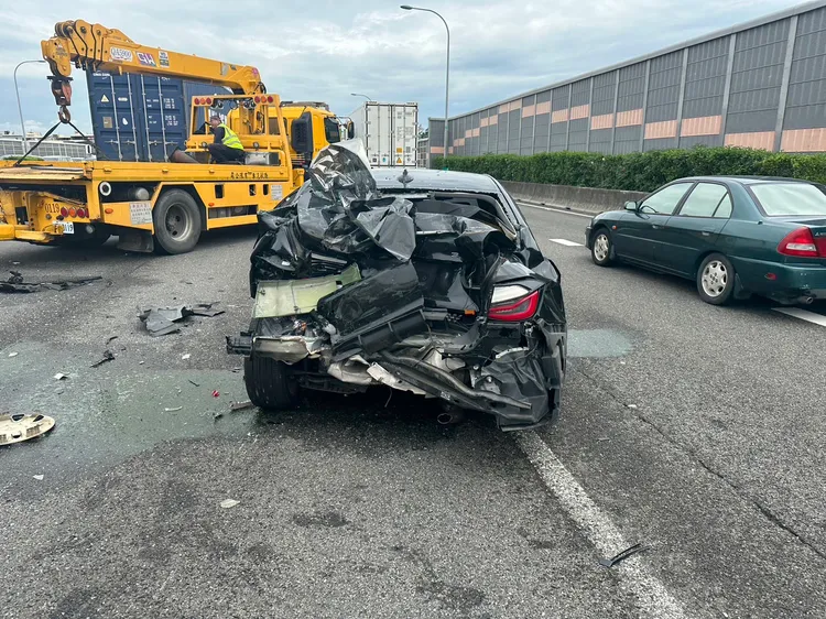 小客車遭大車夾擊，造成1死1昏迷重傷。翻攝畫面