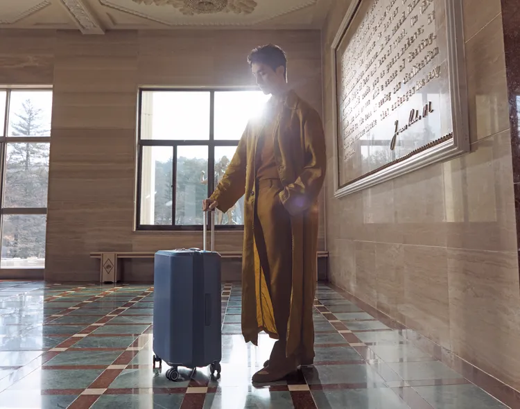 李棟旭就連逆光照都可以看出清晰臉部輪廓。品牌提供