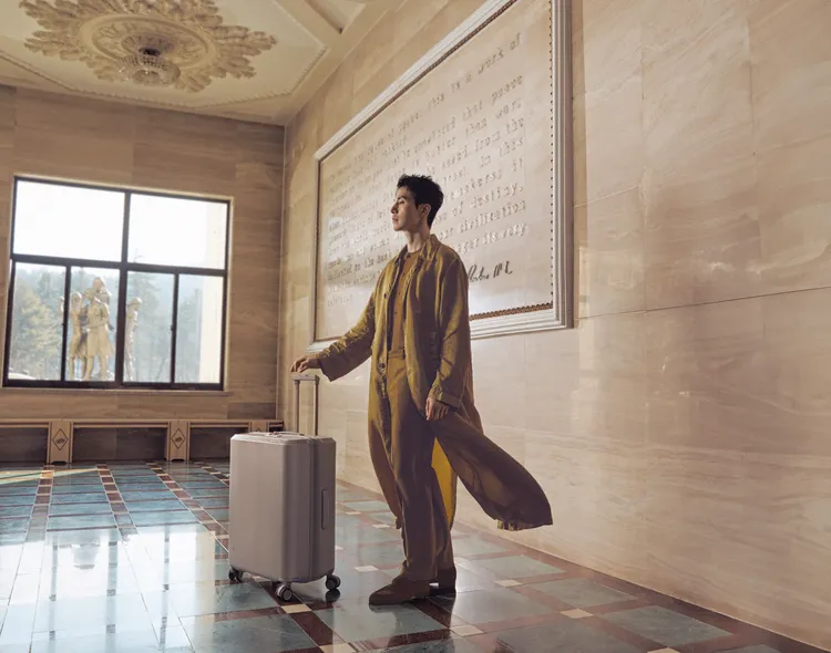 李棟旭化身為大地色型男。品牌提供