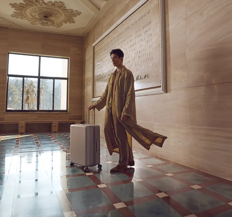 李棟旭隨意站著畫面就很唯美。品牌提供