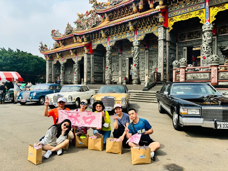 廟前廣場古董車展示，讓民眾一睹古董車風采，豐盛完賽禮也讓民眾相當開心。公所提供