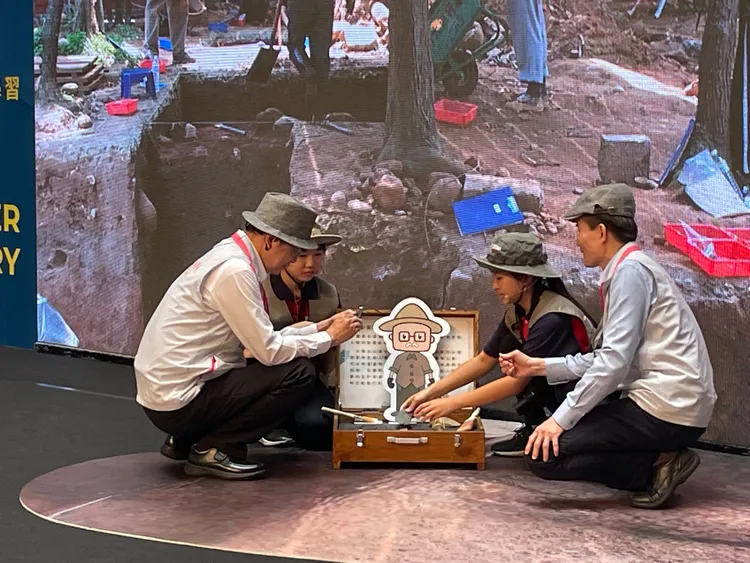 張善政化身福爾摩斯來到桃園大園尖山遺址小朋友們探訪新石器時代。張沛森攝