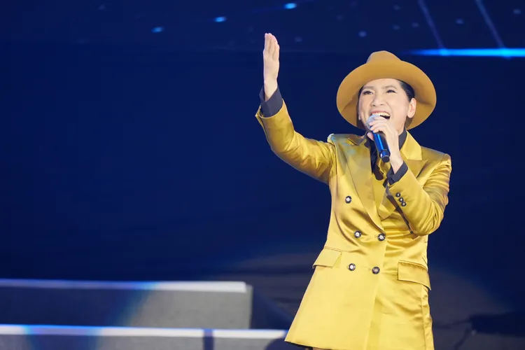 有「小鳳飛飛」封號的歌手方寧為了公益復出開唱。台中市娘家關懷協會提供