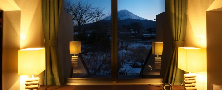 富士河口湖河口湖公園溫泉飯店的觀景客房，可直接眺望河口湖畔和富士山。業者提供
