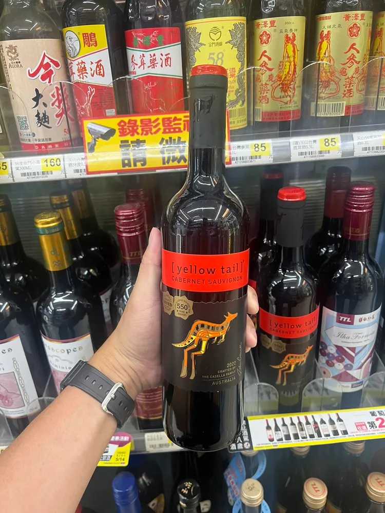 超商失竊的紅酒。警方提供