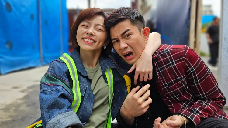 王瞳（左）跟曾子益在《愛的榮耀》是姐弟關係，2人互動都讓觀眾期待。民視提供