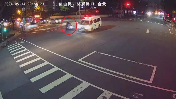 李女接著撞上去。民眾提供