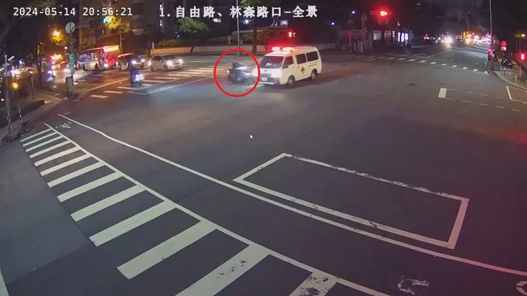 邱女先撞上救護車。民眾提供