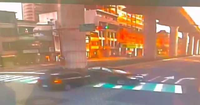 BMW闖紅燈撞上迴轉的自小客車。民眾提供