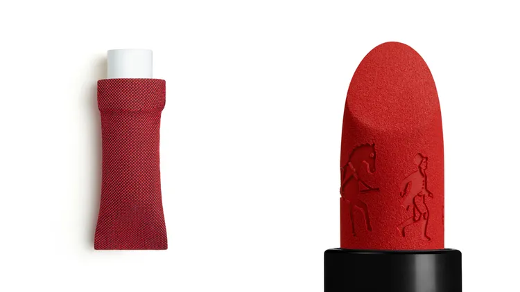 愛馬仕唇膏#75Rouge Amazone新色搭配有相同色系的帆布套，唇膏蕊芯上則首次運用帶有鞍轡的四輪豪華馬車刻印。品牌提供