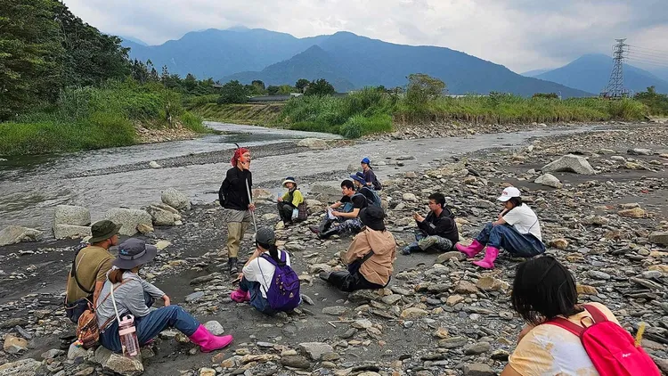 南投埔里鎮「穀笠合作社」帶領學員踏訪眉溪的真實樣貌。教育部提供