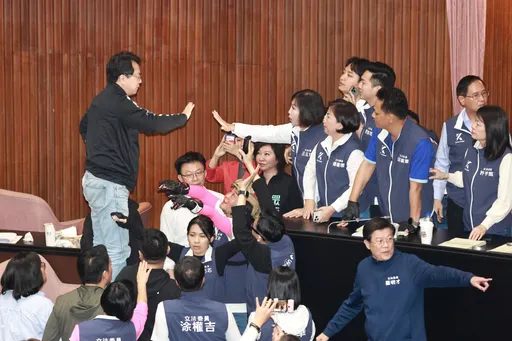 送醫綠委最新傷勢曝光！他回議場繼續開會　「絕不容許國民黨胡作非為」